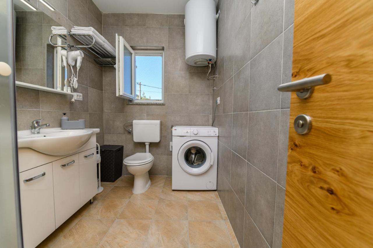 Apartments And Rooms Yasmin Miholascica Exterior foto