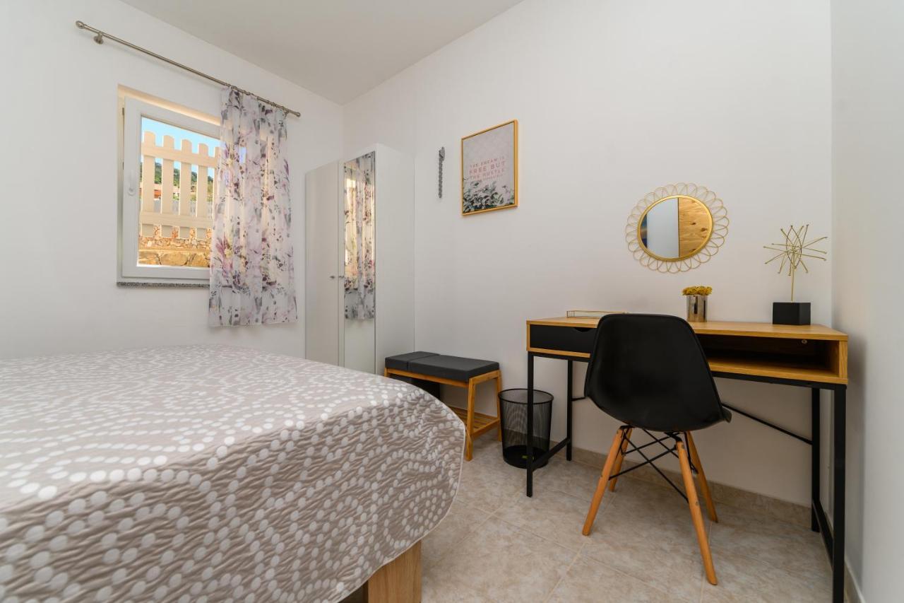 Apartments And Rooms Yasmin Miholascica Exterior foto